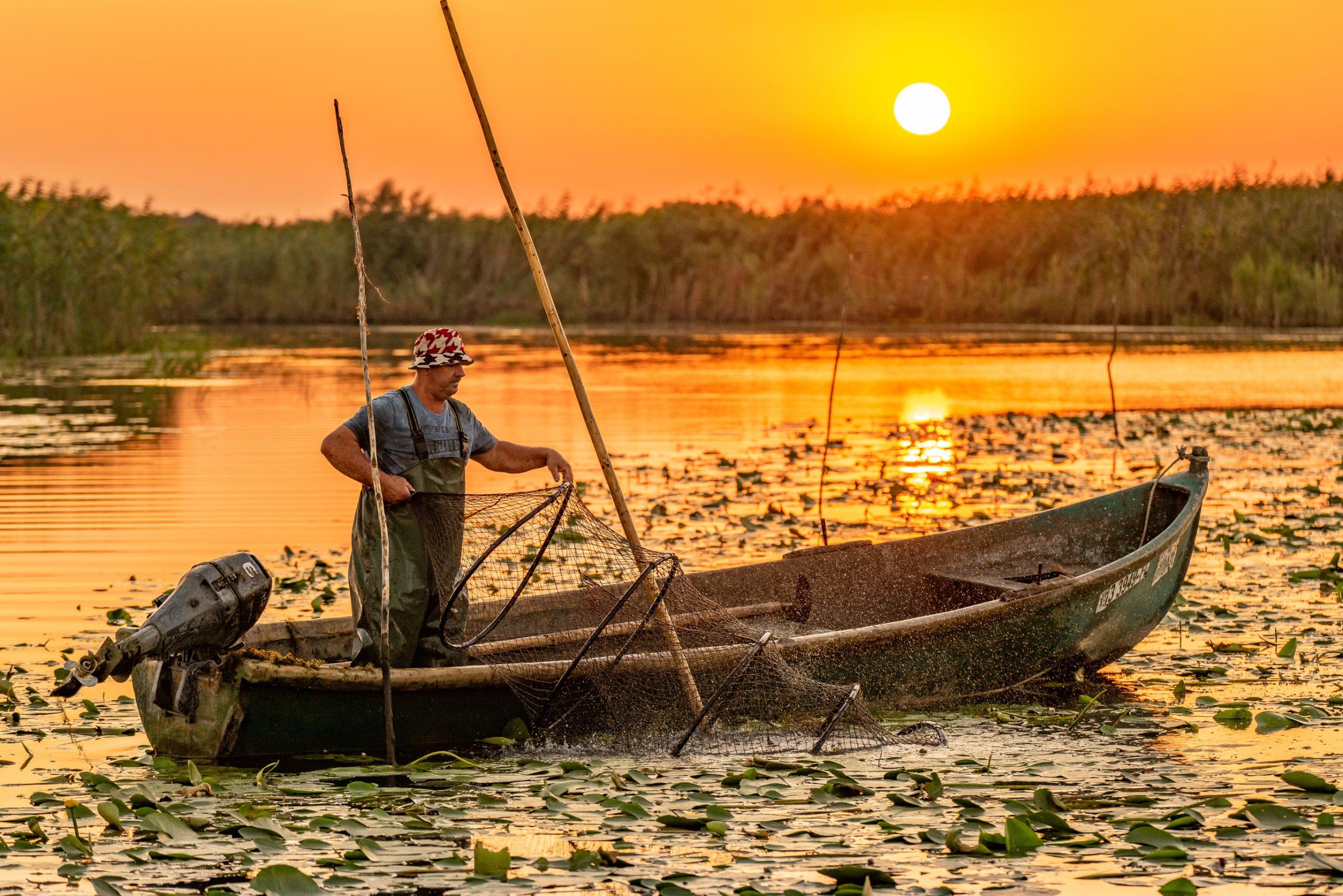Pescar in barca in Delta